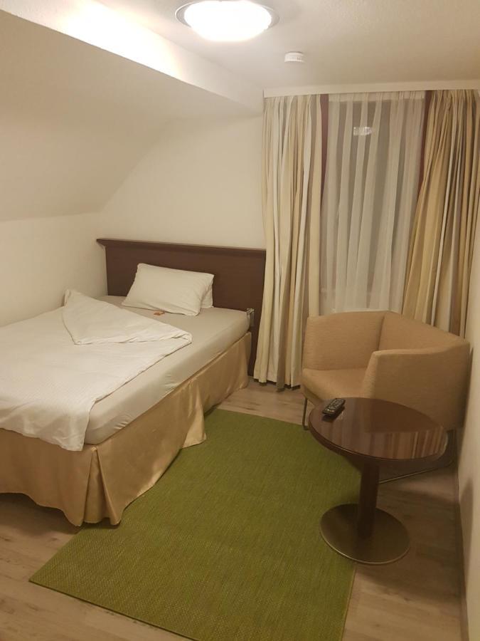 Hotel Pension Bluechersruh บาด แบร์เน็ค อิม ฟิชเทลเกอเบียร์เกอ ห้อง รูปภาพ